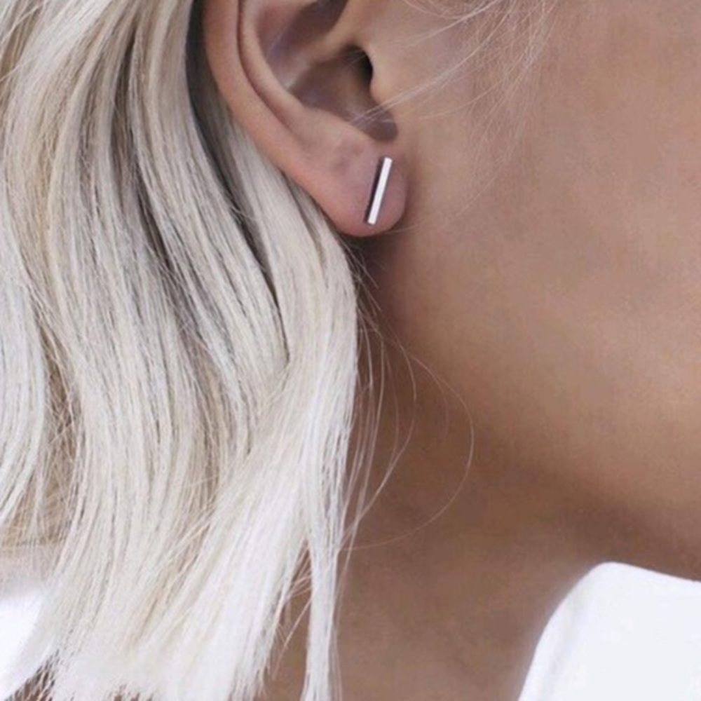 Simple bar earring in silver